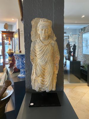 Sculpture de Bouddha Shakyamuni en schiste gris, Gandhara, 3/4ème — photo 2