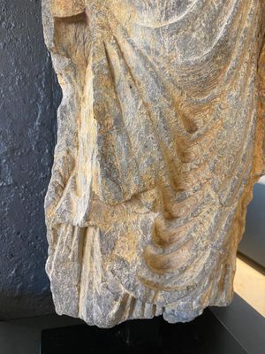Sculpture de Bouddha Shakyamuni en schiste gris, Gandhara, 3/4ème — photo 6