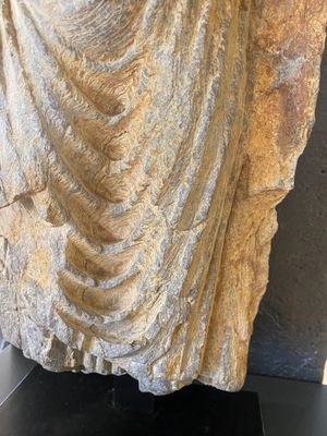 Sculpture de Bouddha Shakyamuni en schiste gris, Gandhara, 3/4ème — photo 7