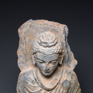 Sculpture de Bouddha Shakyamuni en schiste gris, Gandhara, 3/4ème — photo 7