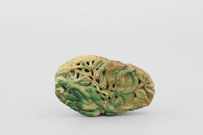 Sculpture de fruits en jade vert tacheté, 20e