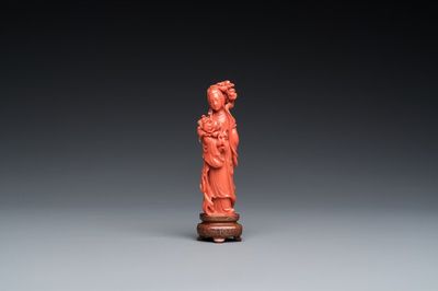 Sculpture de Guanyin debout en corail rouge, Chine, 19/20ème