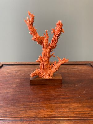 Sculpture de Guanyin debout et son dragon en corail rouge, Chine, 19/20ème — photo 1