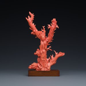 Sculpture de Guanyin debout et son dragon en corail rouge, Chine, 19/20ème — photo 2