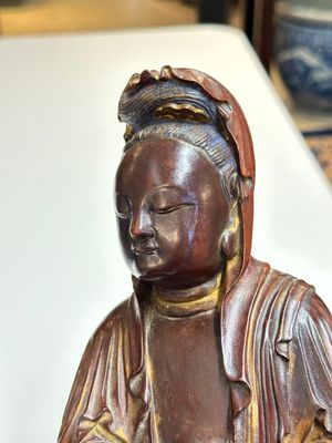 Sculpture de Guanyin en bois laqué et partiellement doré, Chine, Ming — photo 2