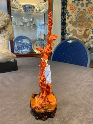 Sculpture de Xiwangmu debout sur un rocher en corail rouge, Chine, 19/20ème — photo 2