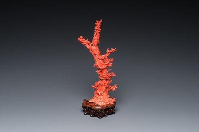 Sculpture de Xiwangmu debout sur un rocher en corail rouge, Chine, 19/20ème
