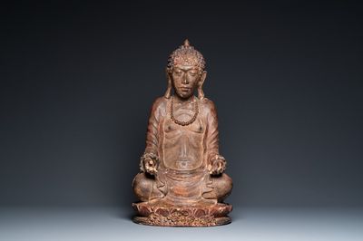 Sculpture d'un ascète en prière en bois doré et laqué, probablement Thaïlande, 18ème