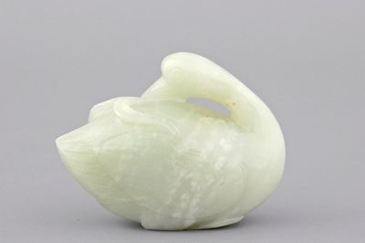 Sculpture d'un canard en jade céladon, 19e-20e