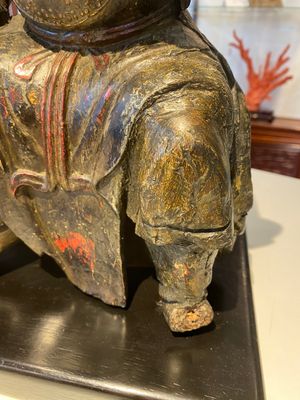 Sculpture d'un gardien bouddhiste en bois laqué et polychromé, Chine, Ming — photo 11