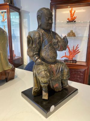 Sculpture d'un gardien bouddhiste en bois laqué et polychromé, Chine, Ming — photo 3