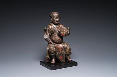Sculpture d'un gardien bouddhiste en bois laqué et polychromé, Chine, Ming