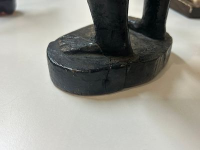 Sculpture d'un indien fumant la pipe en bois polychromé  d'un magasin à tabac, Angleterre, 18ème — photo 2