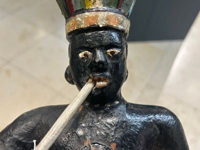 Sculpture d'un indien fumant la pipe en bois polychromé  d'un magasin à tabac, Angleterre, 18ème — photo 9