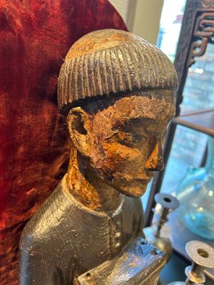 Sculpture d'un moine au coffret en bois doré et polychromé, probablement Espagne, 16ème — photo 2