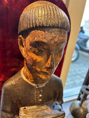 Sculpture d'un moine au coffret en bois doré et polychromé, probablement Espagne, 16ème — photo 3
