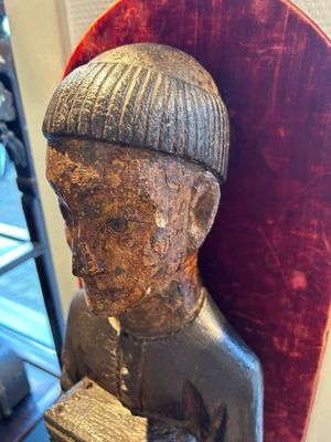 Sculpture d'un moine au coffret en bois doré et polychromé, probablement Espagne, 16ème — photo 5