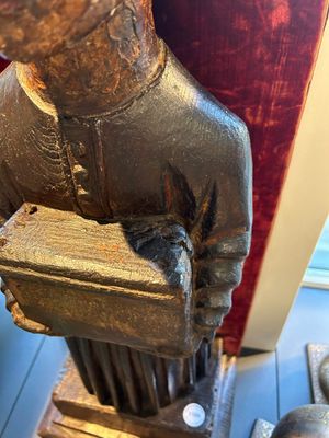 Sculpture d'un moine au coffret en bois doré et polychromé, probablement Espagne, 16ème — photo 7