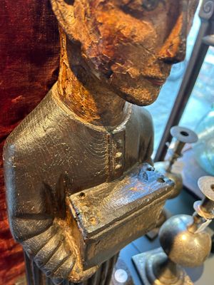 Sculpture d'un moine au coffret en bois doré et polychromé, probablement Espagne, 16ème — photo 9