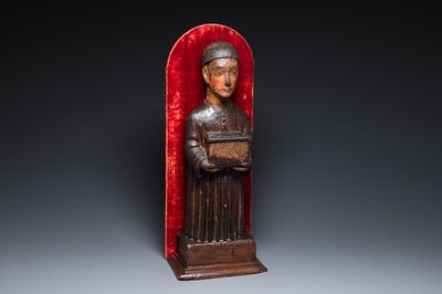 Sculpture d'un moine au coffret en bois doré et polychromé, probablement Espagne, 16ème