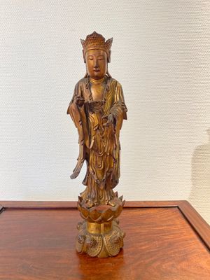 Sculpture d'un moine en bois laqué et doré, Chine, Qing — photo 1