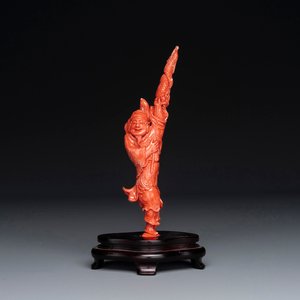 Sculpture d'un pêcheur en corail rouge sur socle en bois, Chine, 19/20ème — photo 1