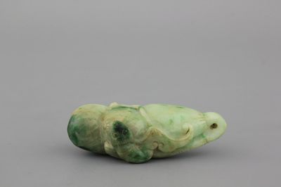 Sculpture d'un poisson en jade vert tacheté, 19e-20e
