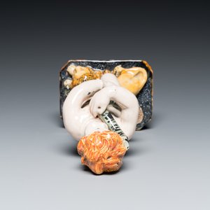 Sculpture d'un putto au serpent reposant sur un lion en faïence polychrome de Bruxelles, fin du 18ème — photo 6