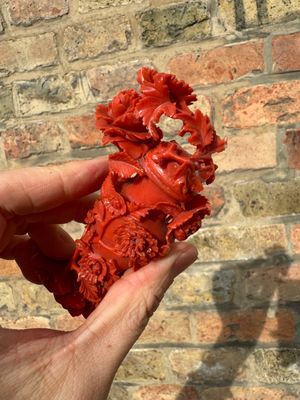 Sculpture d'un vase couvert en corail rouge à décor de pivoines, Chine, 19/20ème — photo 6