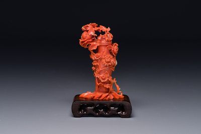 Sculpture d'un vase couvert en corail rouge à décor de pivoines, Chine, 19/20ème
