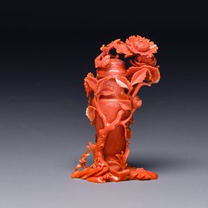 Sculpture d'un vase couvert en corail rouge à décor de pivoines, Chine, 19/20ème — photo 4