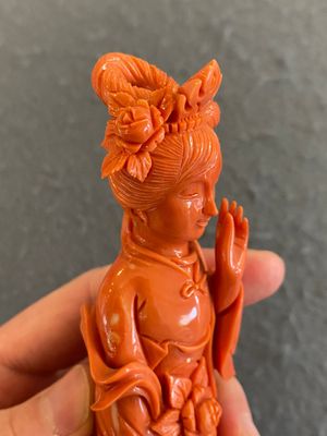 Sculpture d'une femme debout en corail rouge, Chine, 19/20ème — photo 3
