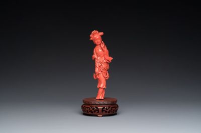 Sculpture d'une femme debout en corail rouge, Chine, 19/20ème