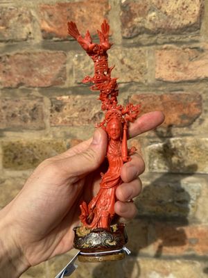 Sculpture d'une femme debout en corail rouge, Chine, 19/20ème — photo 1