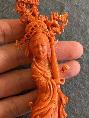 Sculpture d'une femme debout en corail rouge, Chine, 19/20ème — photo 2