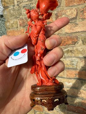 Sculpture d'une femme debout tenant une fleur en corail rouge, Chine, 19/20ème — photo 4