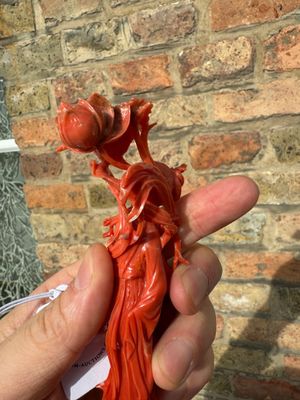 Sculpture d'une femme debout tenant une fleur en corail rouge, Chine, 19/20ème — photo 6