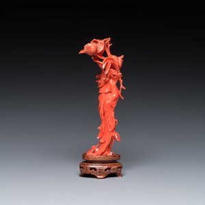 Sculpture d'une femme debout tenant une fleur en corail rouge, Chine, 19/20ème — photo 4