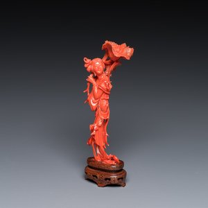 Sculpture d'une femme debout tenant une fleur en corail rouge, Chine, 19/20ème — photo 1