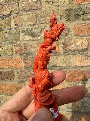 Sculpture d'une fille au panier fleuri en corail rouge, Chine, 19/20ème — photo 3