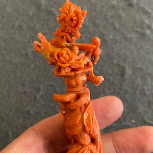 Sculpture d'une fille au panier fleuri en corail rouge, Chine, 19/20ème — photo 11