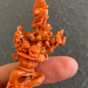 Sculpture d'une fille au panier fleuri en corail rouge, Chine, 19/20ème — photo 15