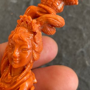 Sculpture d'une fille au panier fleuri en corail rouge, Chine, 19/20ème — photo 17