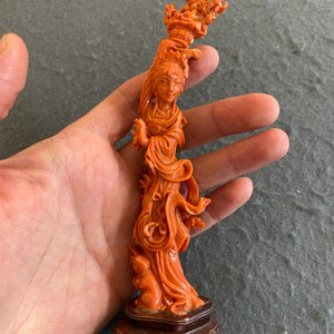 Sculpture d'une fille au panier fleuri en corail rouge, Chine, 19/20ème — photo 7