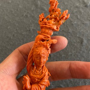 Sculpture d'une fille au panier fleuri en corail rouge, Chine, 19/20ème — photo 8