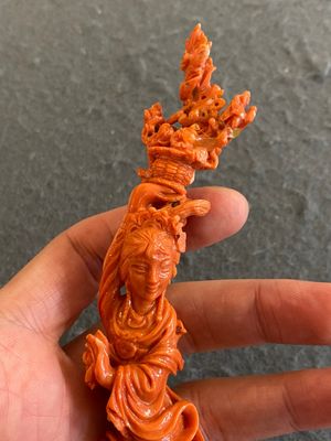 Sculpture d'une fille au panier fleuri en corail rouge, Chine, 19/20ème — photo 2
