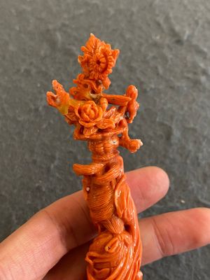 Sculpture d'une fille au panier fleuri en corail rouge, Chine, 19/20ème — photo 5