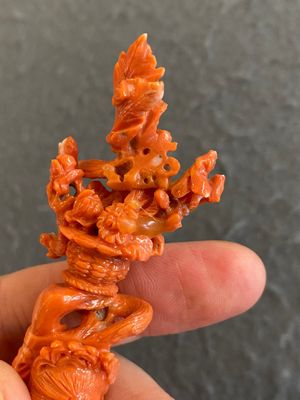 Sculpture d'une fille au panier fleuri en corail rouge, Chine, 19/20ème — photo 9