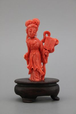 Sculpture d'une Guanyin, corail rouge, Chine, 19e