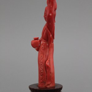 Sculpture d'une Guanyin, corail rouge, Chine, 19e — photo 1